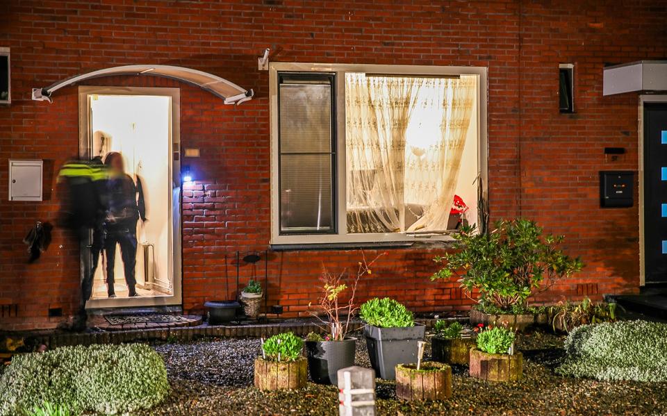 Deze woning in Veendam is voor de tweede keer getroffen door een explosief. 