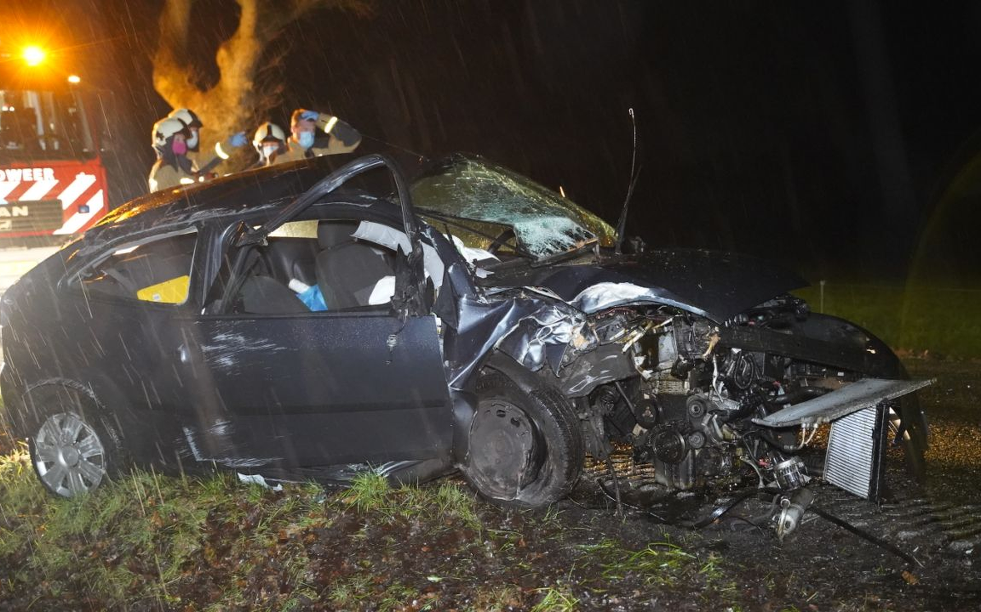 Auto botst tegen boom op de Suermondsweg bij Smilde - Dagblad van het Noorden