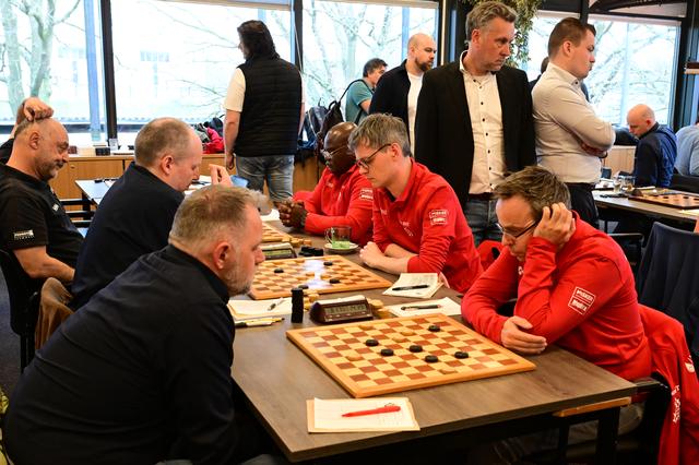 Terwijl hun opponenten Hein Meijer, Wytse Sytsma en Gabriël Heerema de bui voor Damcombinatie Fryslân al zien hangen, bezorgen Jean Marc Ndjofang, Roel Boomstra en Jan Ekke de Vries het Drentse Hijken DTC de vijfde landstitel. 