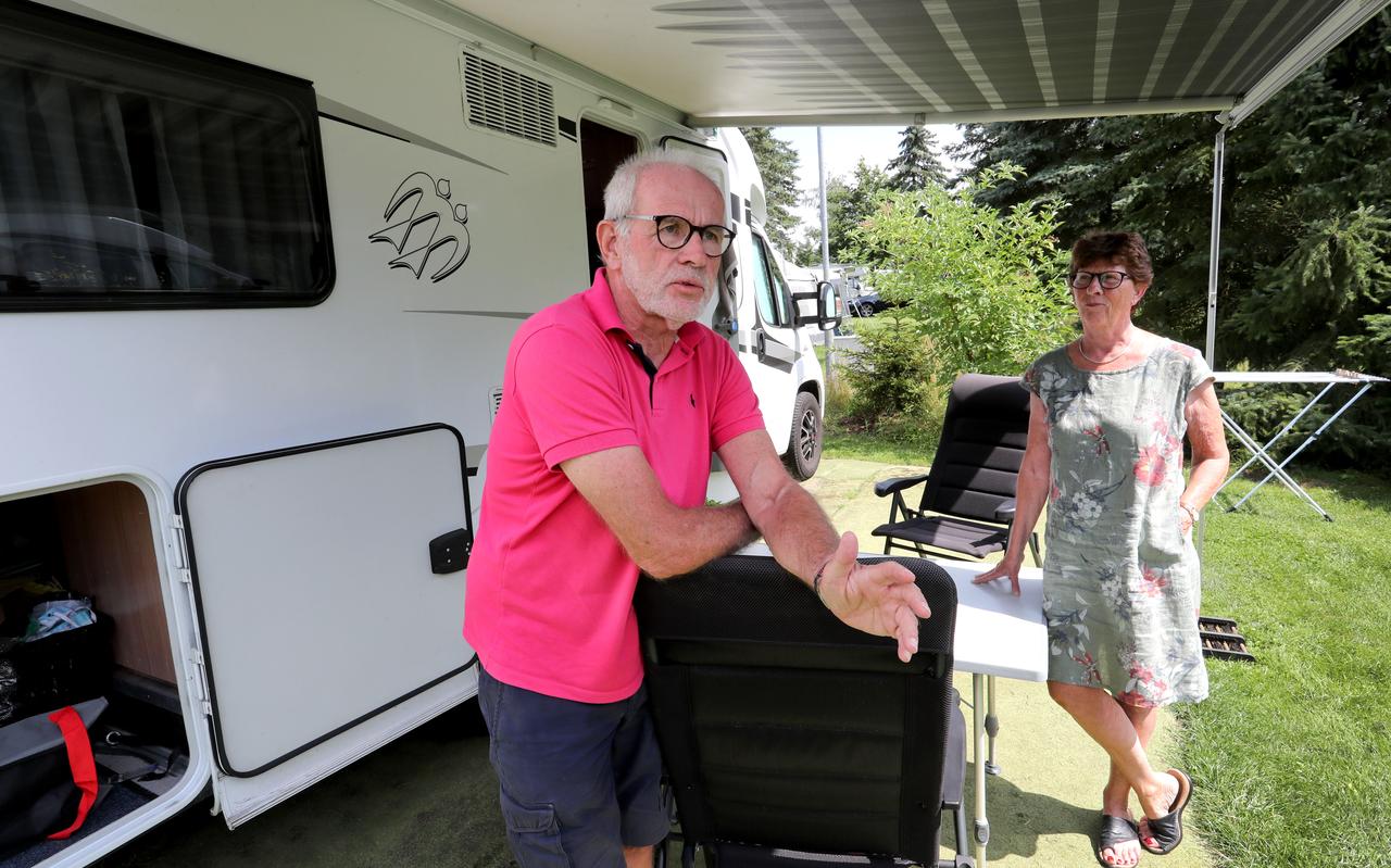 Gerrit en Els Caspers bij hun camper op landschapscamping Sparrenhof in Gasselte Gerrit en Els Caspers bij hun camper op landschapscamping Sparrenhof in Gasselte
