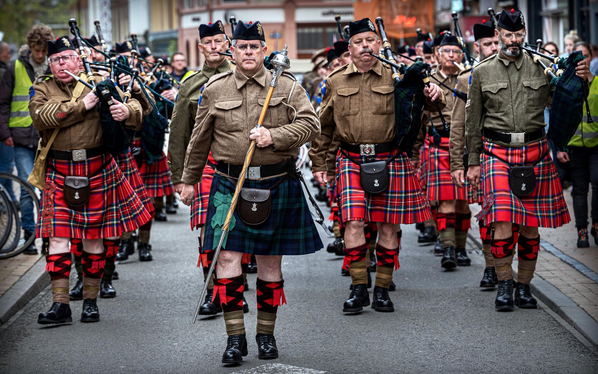 Doedelzakspelers begeleidden woensdagavond het bezoek van het Canadese regiment The Black Watch in Groningen.