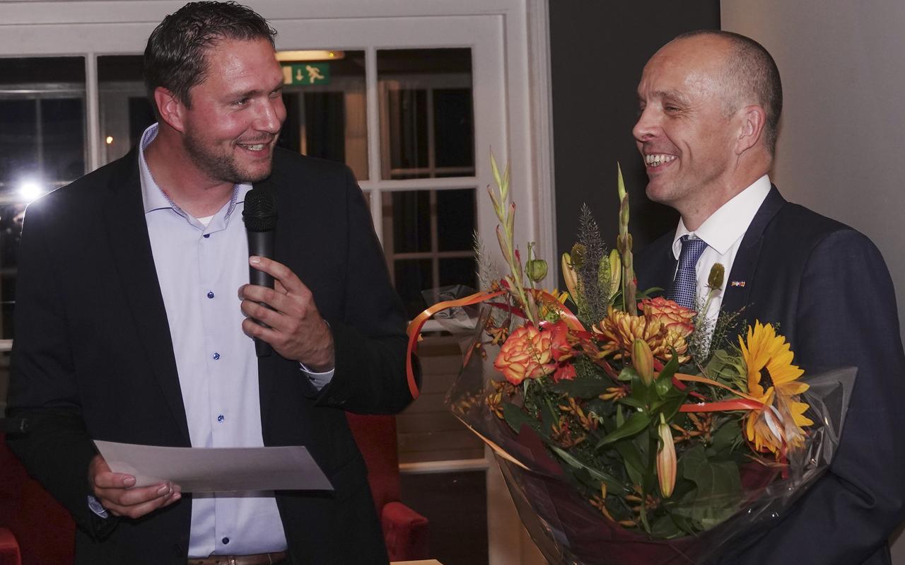 Voorzitter Marco Oosting (links) creëert een plezierig onderonsje met Marcel Bellinga. Voorzitter Marco Oosting (links) creëert een plezierig onderonsje met Marcel Bellinga.