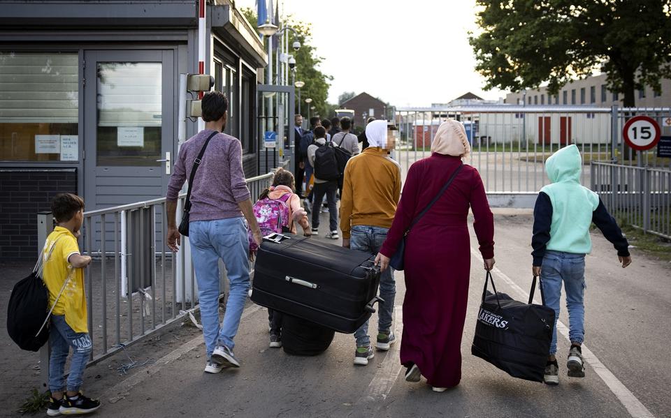 Vluchtelingen komen aan bij het aanmeldcentrum in Ter Apel. 