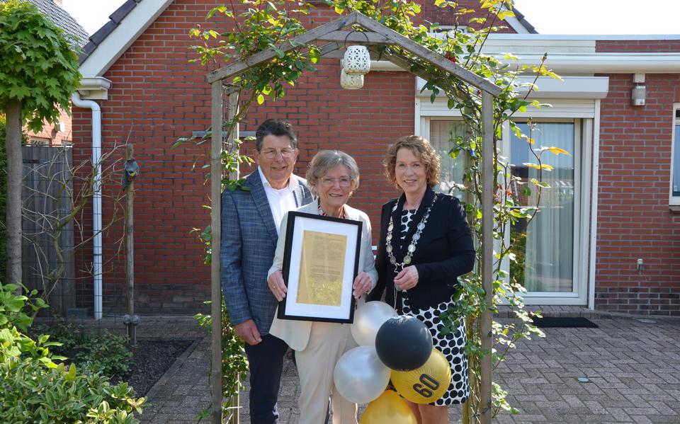 Hennie en Jelly Smid uit Vlagtwedde zijn 60 jaar getrouwd.