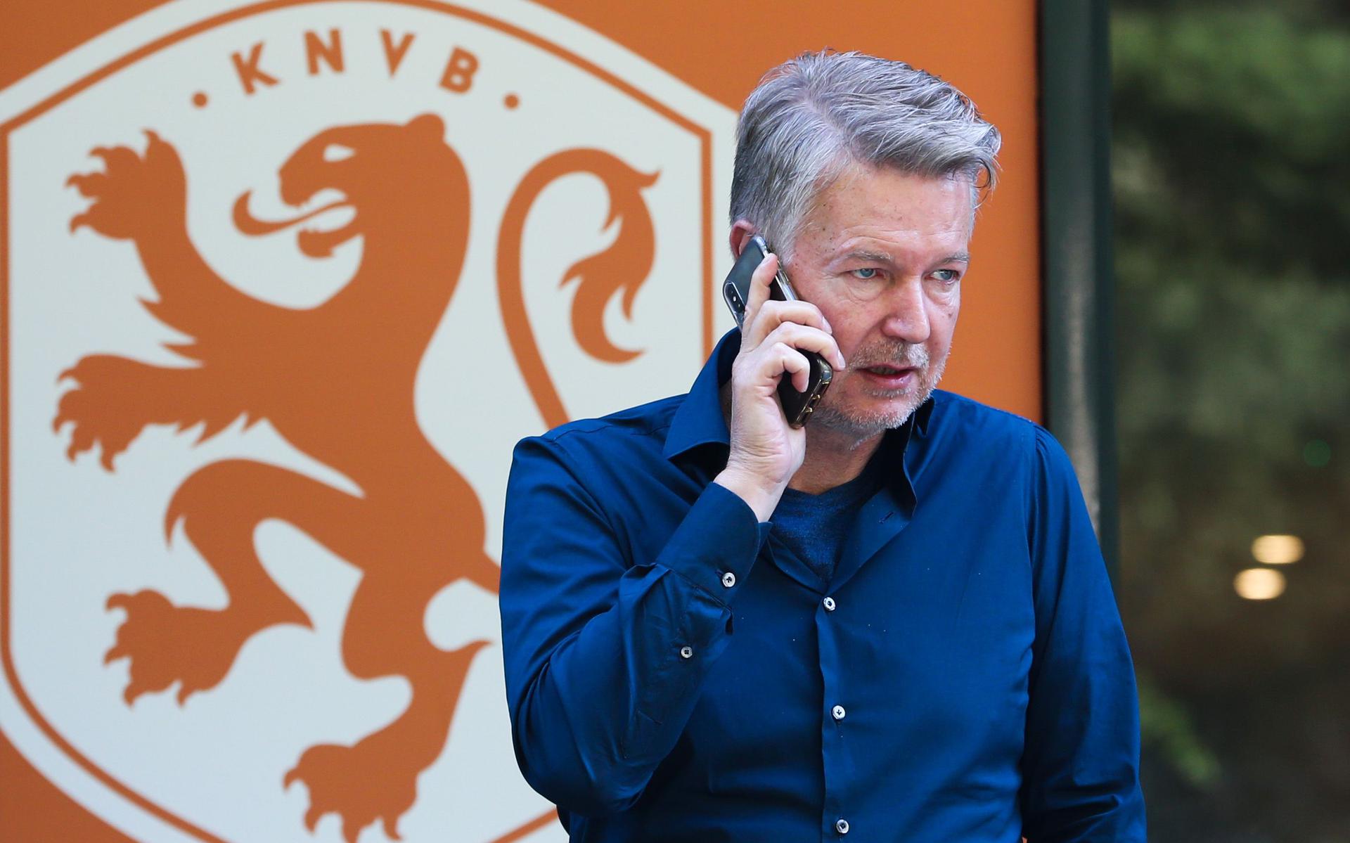 Voorzitter Ronald Lubbers van FC Emmen tijdens een onderbreking van het gesprek met vertegenwoordigers van de KNVB over de veelbesproken sponsordeal met online-seksshop EasyToys.