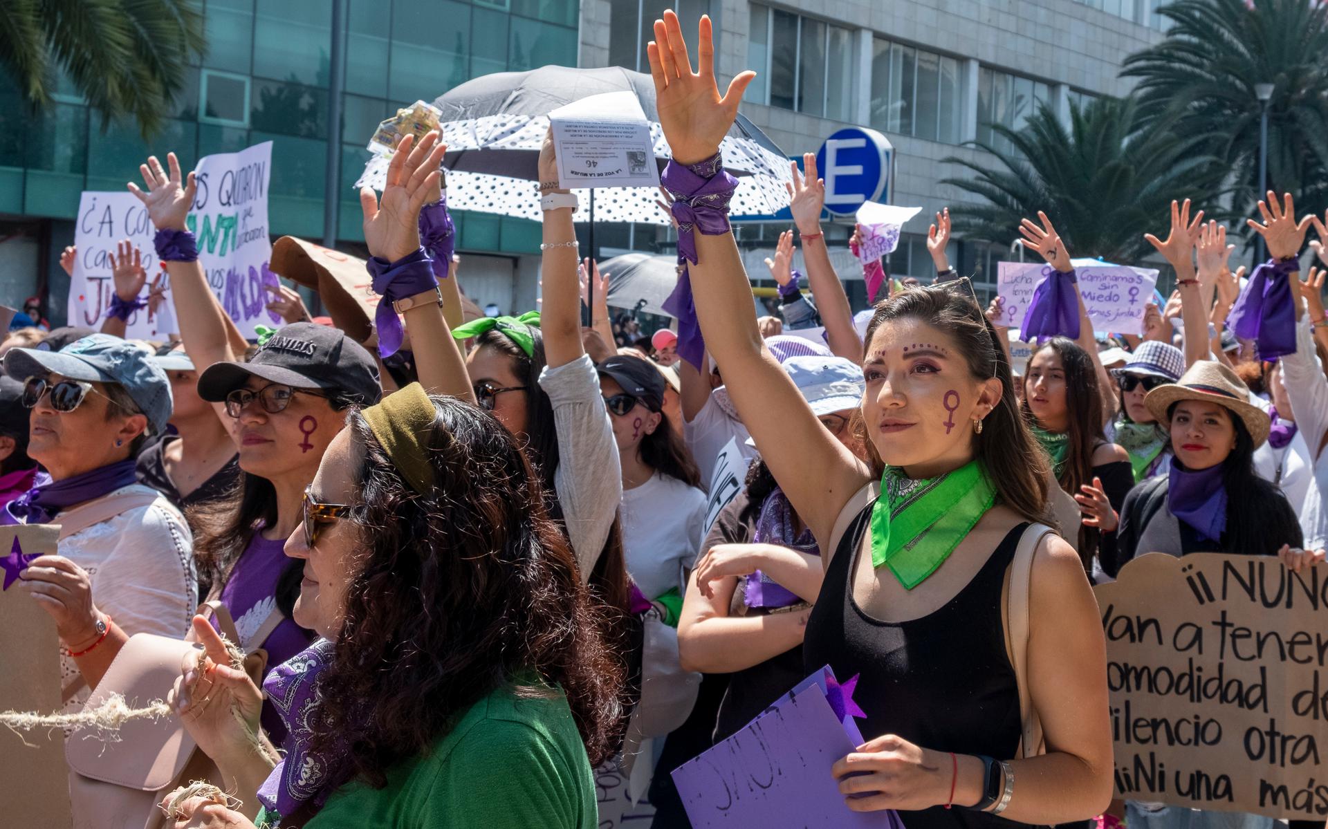 Vrouwen protesteren in Mexico tegen femicide. In Spaanstalige landen staat het probleem al langer hoog op de politieke agenda.