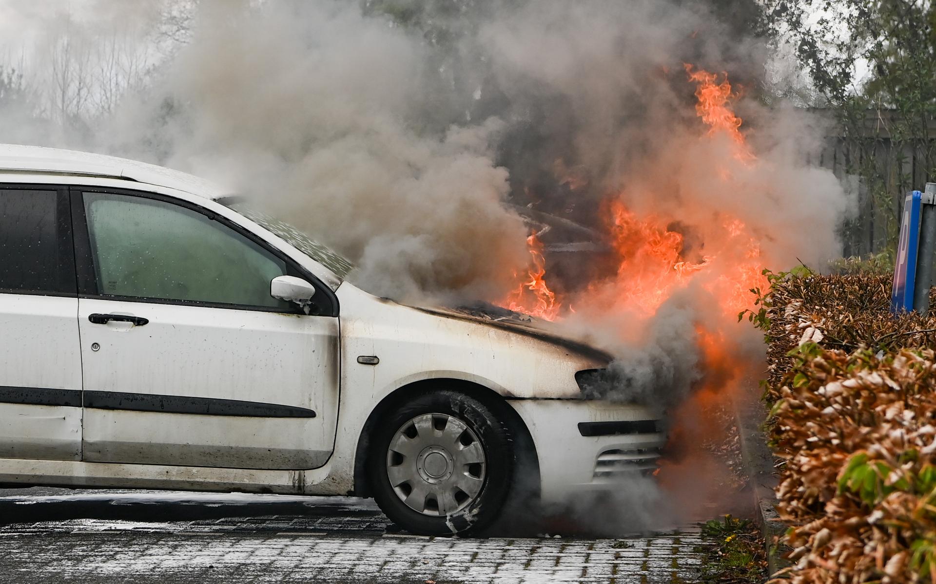 Auto vliegt in Zuidbroek in brand bij starten motor. Bestuurder blijft ongedeerd - Dagblad van het N