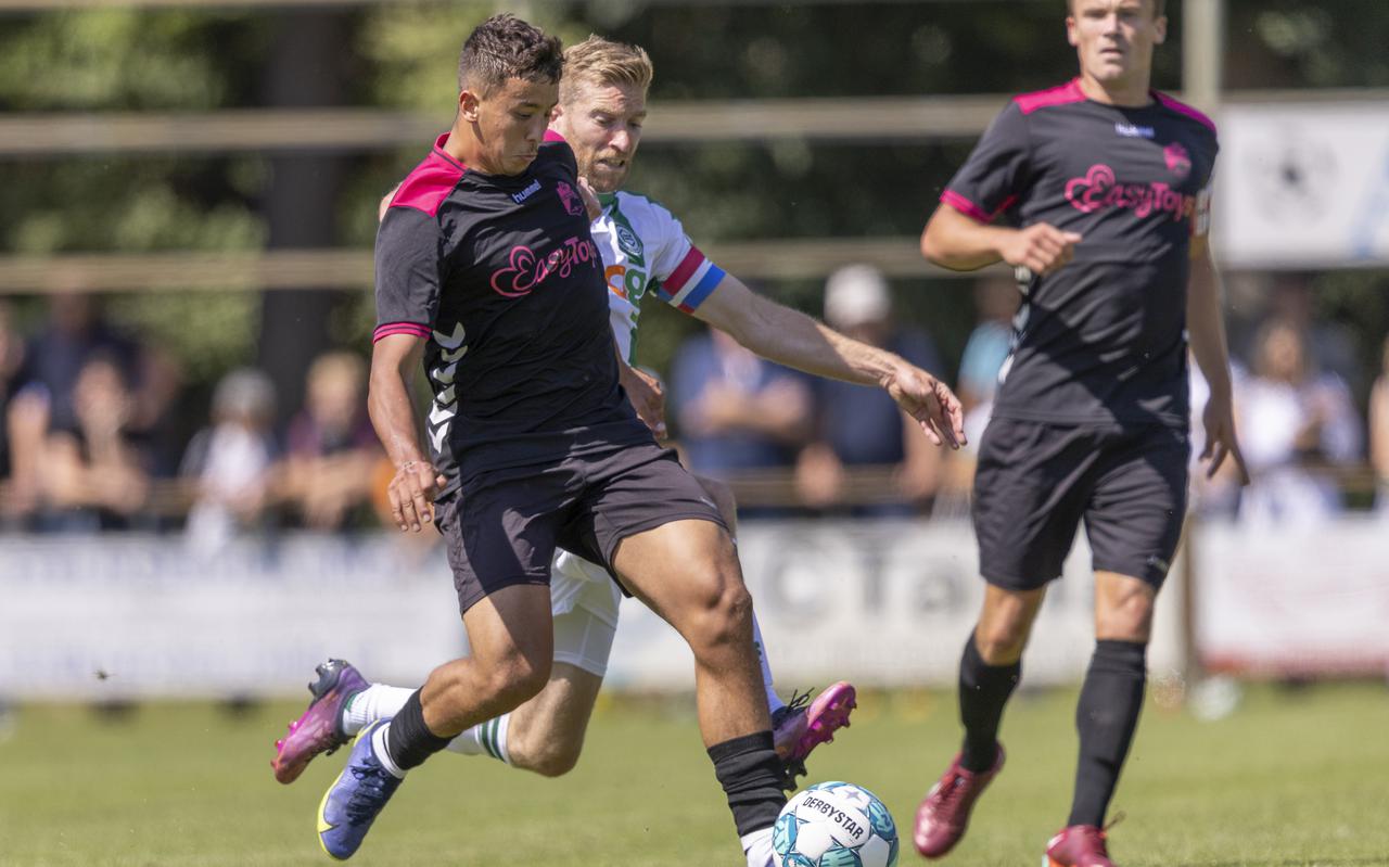 Michael de Leeuw namens FC Groningen in duel met Jasin-Amin Assehnoun, Maikel Kieftenbeld kijkt toe. Staat De Leeuw voor een terugkeer naar Drenthe?