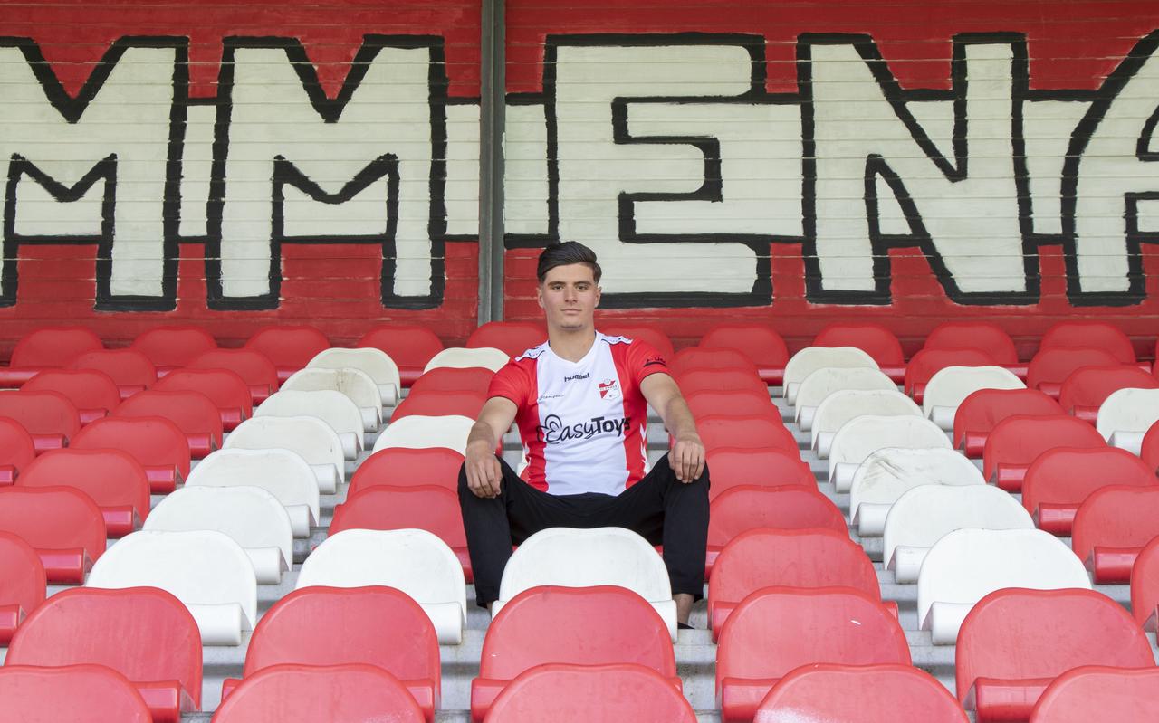 Oussama El Azzouzi in het shirt van FC Emmen. Oussama El Azzouzi in het shirt van FC Emmen.