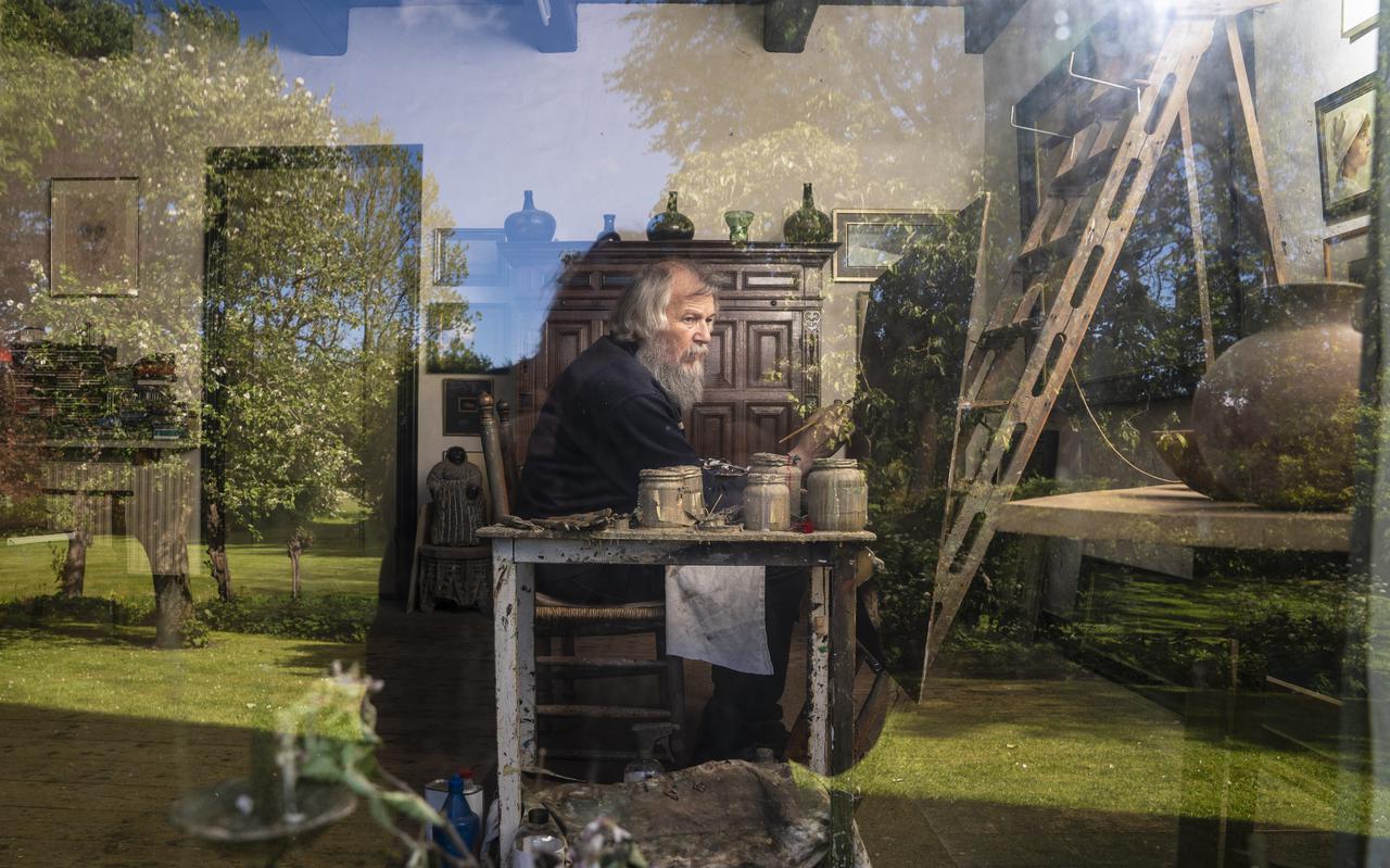Kunstschilder Henk Helmantel in zijn atelier in zijn atelier in Westeremden.