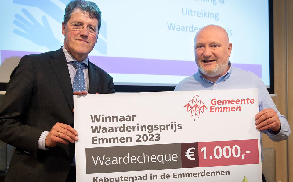 Burgemeester Eric van Oosterhout reikt de cheque uit aan Eric van Waardenburg.