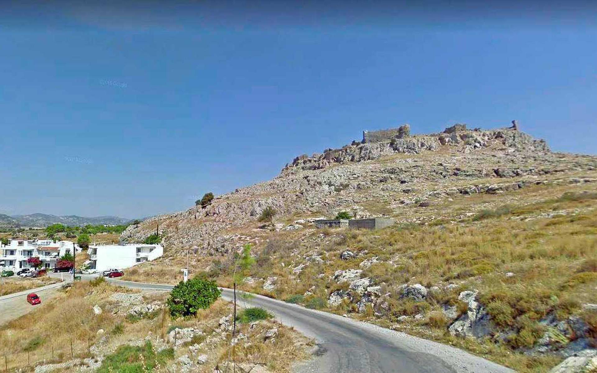Het middeleeuwse fort Feraklos, gelegen op een hoogte van 85 meter met uitzicht op Haraki aan de oostkust van het eiland Rhodos. 