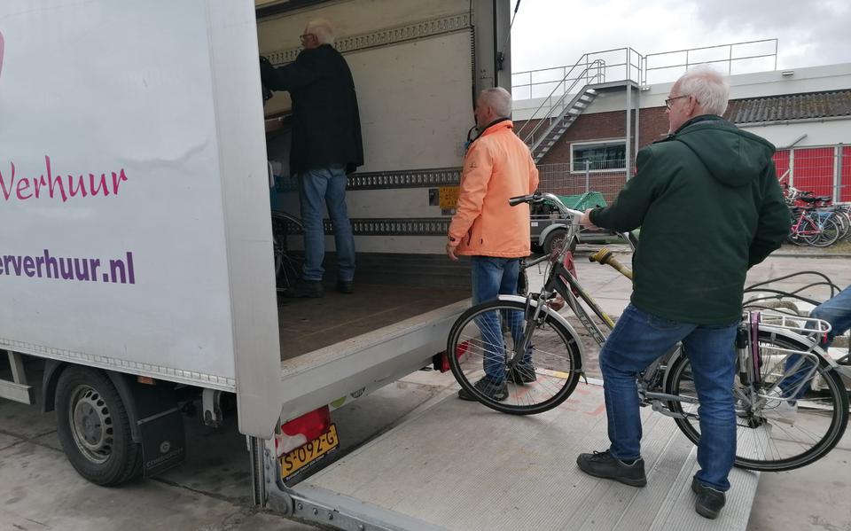 De eerste fietsen voor Oekraïne worden in Roden in de vrachtwagen geladen.  