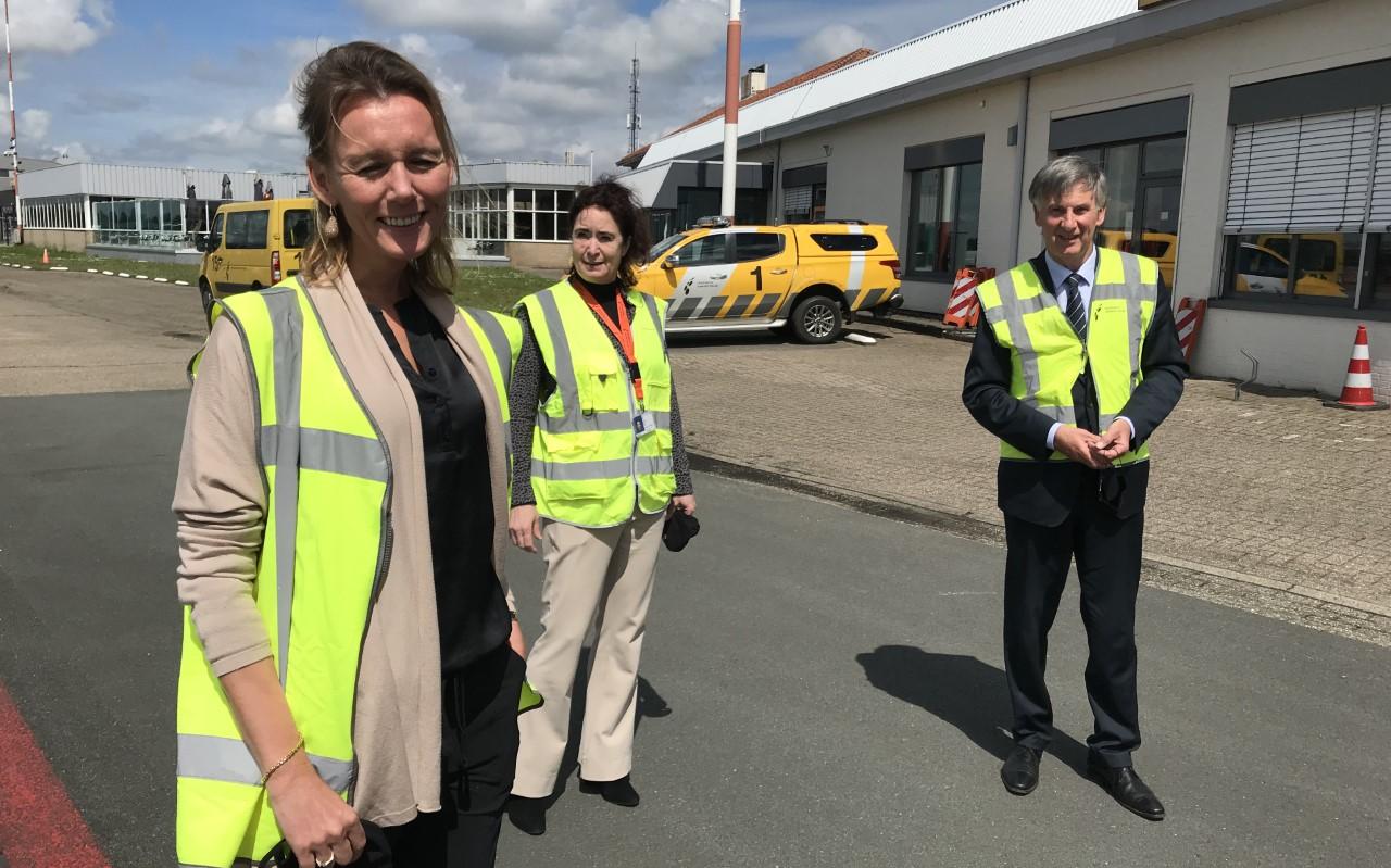 Europarlementariër Caroline Nagtegaal (VVD) links tijdens het bezoek aan GAE. Rechts gedeputeerde Cees Bijl, midden luchthavendirecteur Meiltje de Groot. Europarlementariër Caroline Nagtegaal (VVD) links tijdens het bezoek aan GAE. Rechts gedeputeerde Cees Bijl, midden luchthavendirecteur Meiltje de Groot.