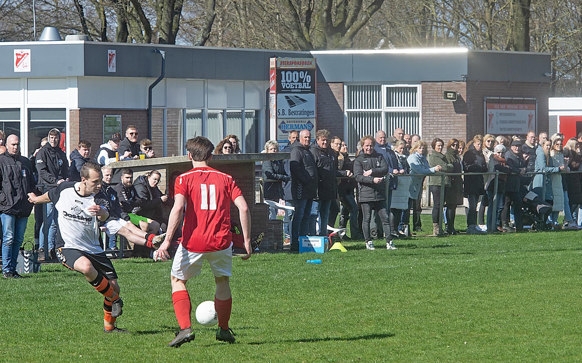 Veel toeschouwers langs het veld van Weiteveense Boys.