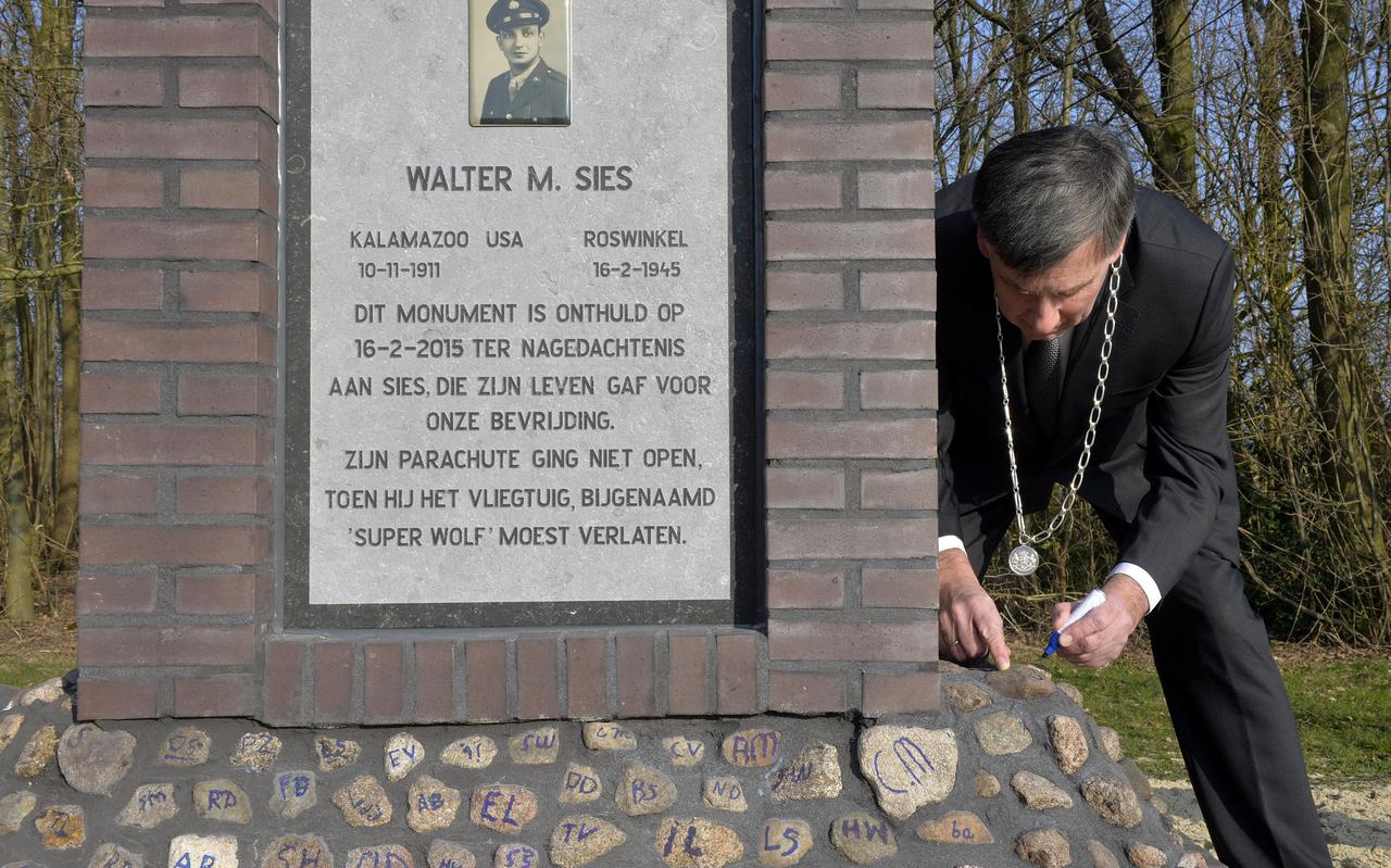 De toenmalige Emmer burgemeester Cees Bijl bij de onthulling van het monument ter nagedachtenis aan de Amerikaan Walter M. Sies in 2015. 