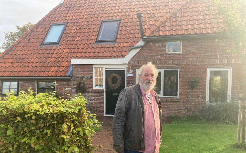 Eddy Rijnsewijn voor zijn huis in Wirdum.