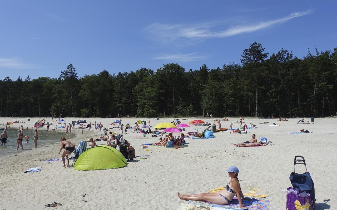Vanwege de warmte is het ook alweer gezellig druk aan het strand van het Gasselterveld. Foto: archief DvhN Vanwege de warmte is het ook alweer gezellig druk aan het strand van het Gasselterveld. Foto: archief DvhN