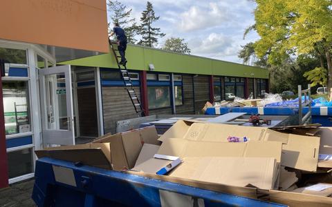 Grote containers staan nu nog voor de entree van het pand van het Esdal College waar vluchtelingen uit Oekraïne worden opgevangen. 