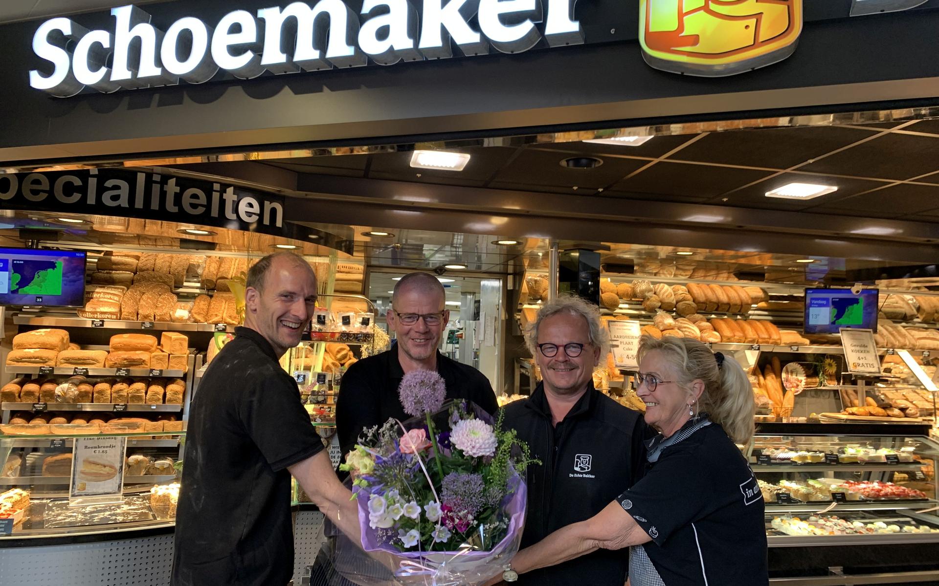 Bakker Schoemaker in Emmen komt in andere handen. Twee personeelsleden nemen de bakkerij over