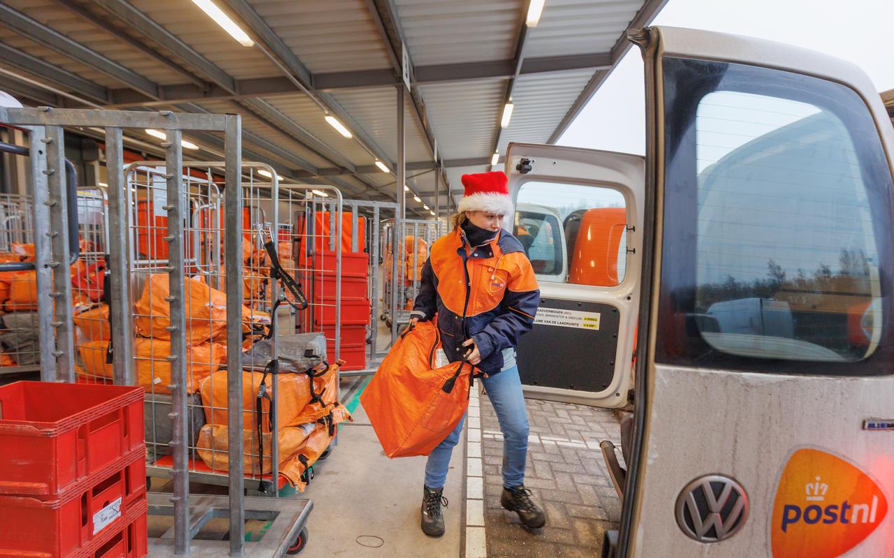 Kerstdrukte bij het sorteercentrum van PostNL in Assen. Hier laadt postbezorger Mirjam de post in voor Tolbert en omgeving.