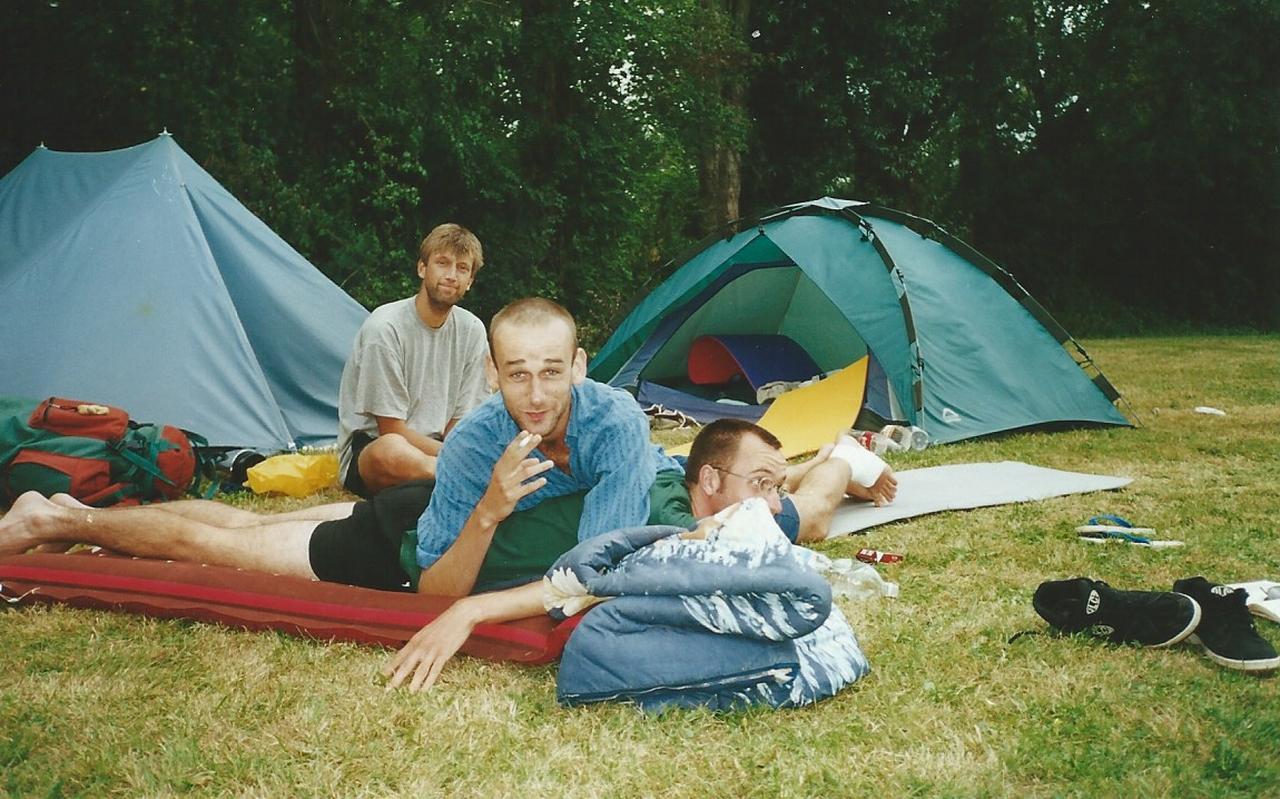 Jacco (links), Robin en Timon (onderop) op de camping. Jacco (links), Robin en Timon (onderop) op de camping.