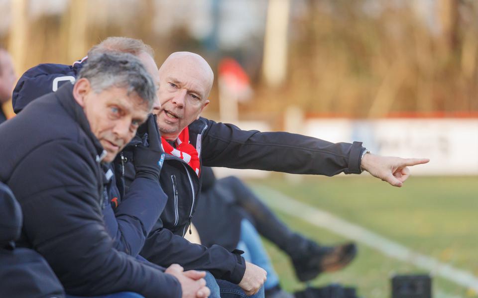 Trainer Joop Gall op de bank bij Jubbega.