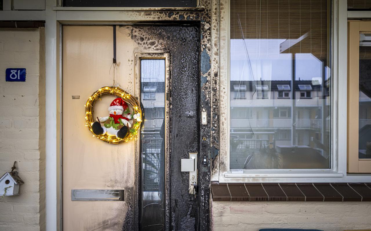 De verbrande voordeur van Grietje Buitenga is ruim twee maanden na de brand nog steeds niet vervangen.