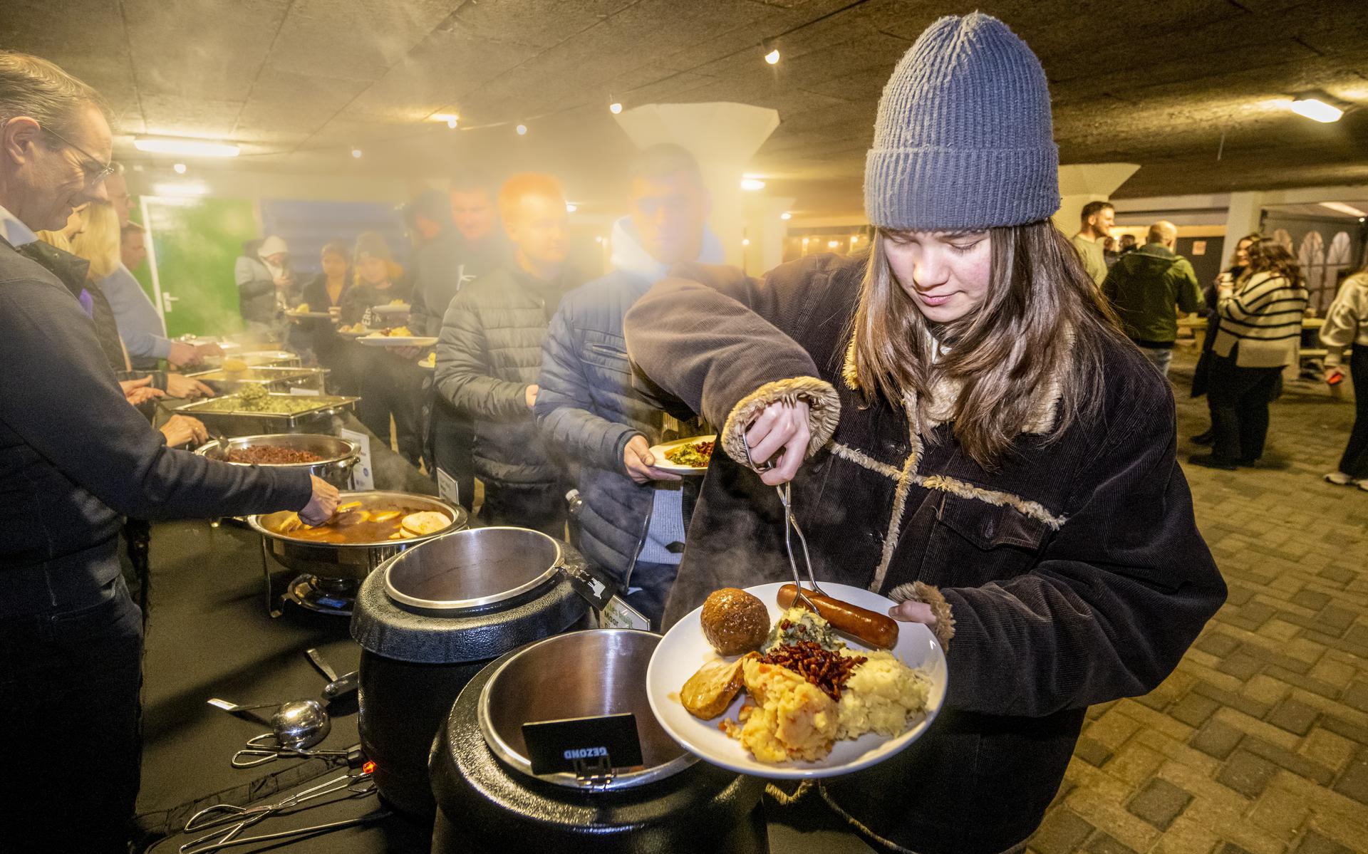 Januari 2023: Oekraïense vluchtelingen vieren Malanka, hun orthodox oudjaar, met een stamppotbuffet in het pand van Univé in Assen.