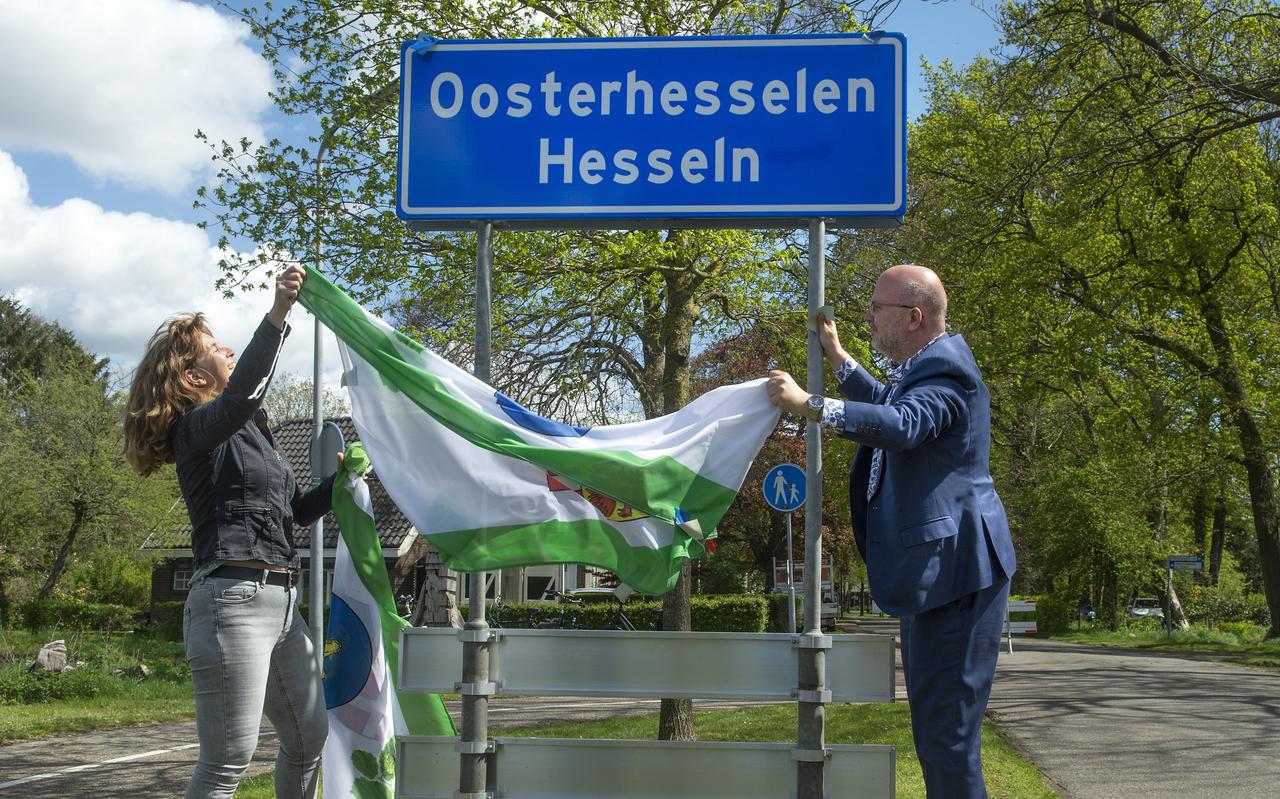 Voorzitter Ria Epping van Plaatselijk Belang en wethouder Jeroen Huizing onthulden in mei het eerste bord. 