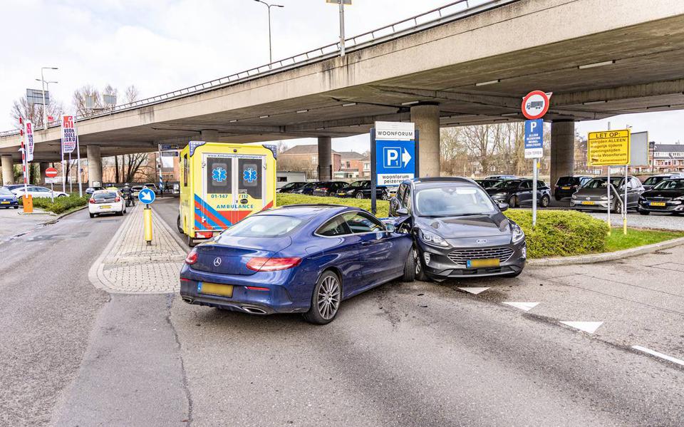 Flinke schade na botsing tussen twee auto's in Groningen.
