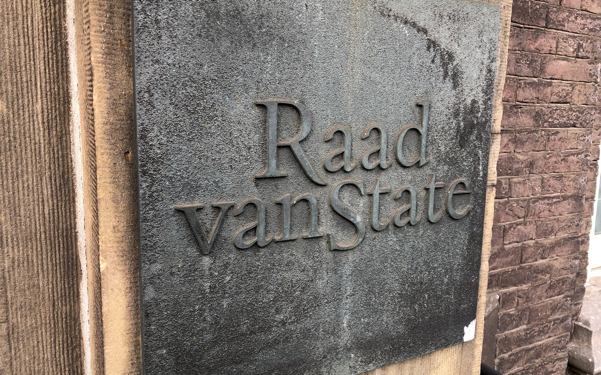 De wandtegel met het beeldmerk van de Raad van State (RvS) in Den Haag.