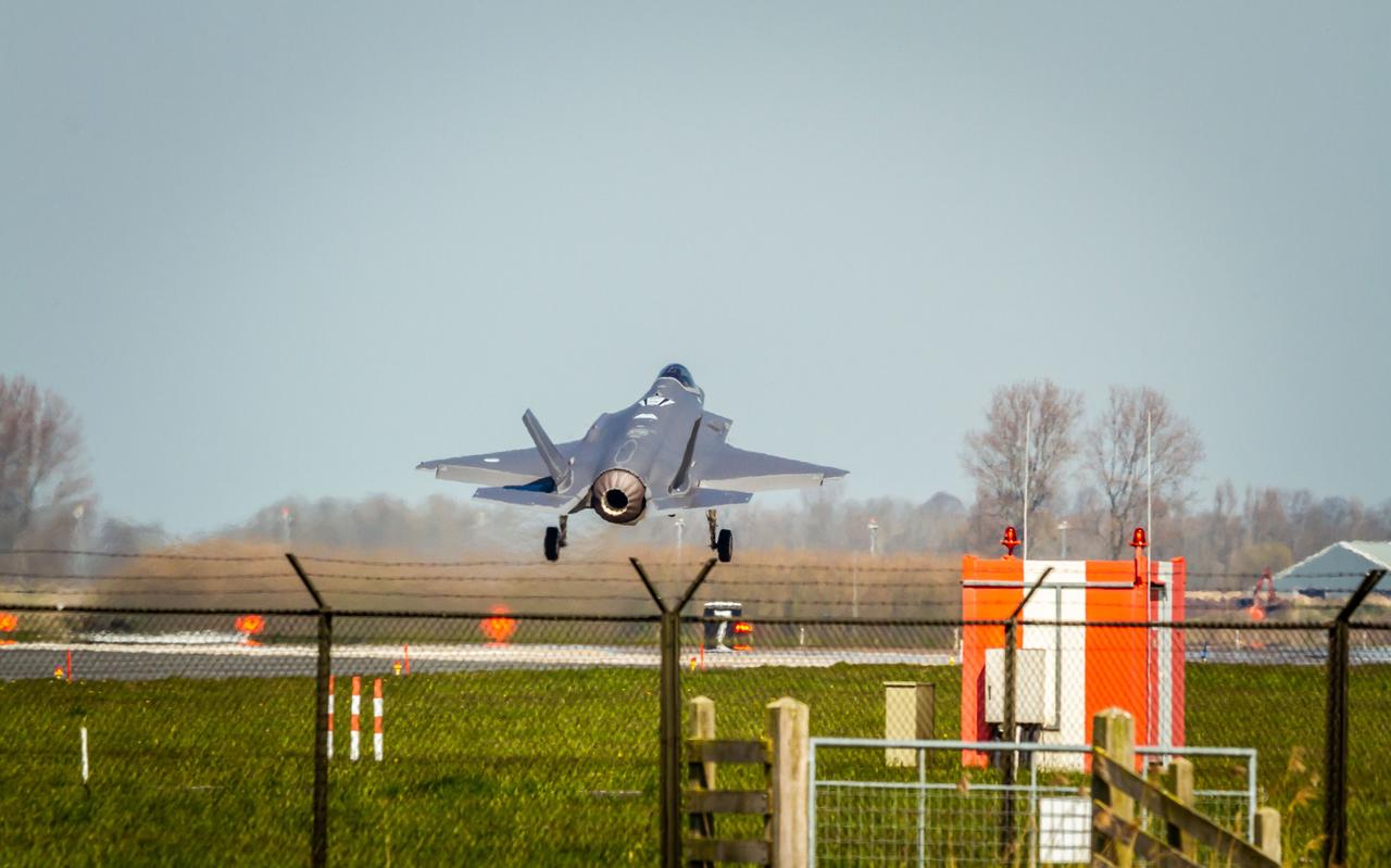 Een F35 op de vliegbasis Leeuwarden. Een F35 op de vliegbasis Leeuwarden.