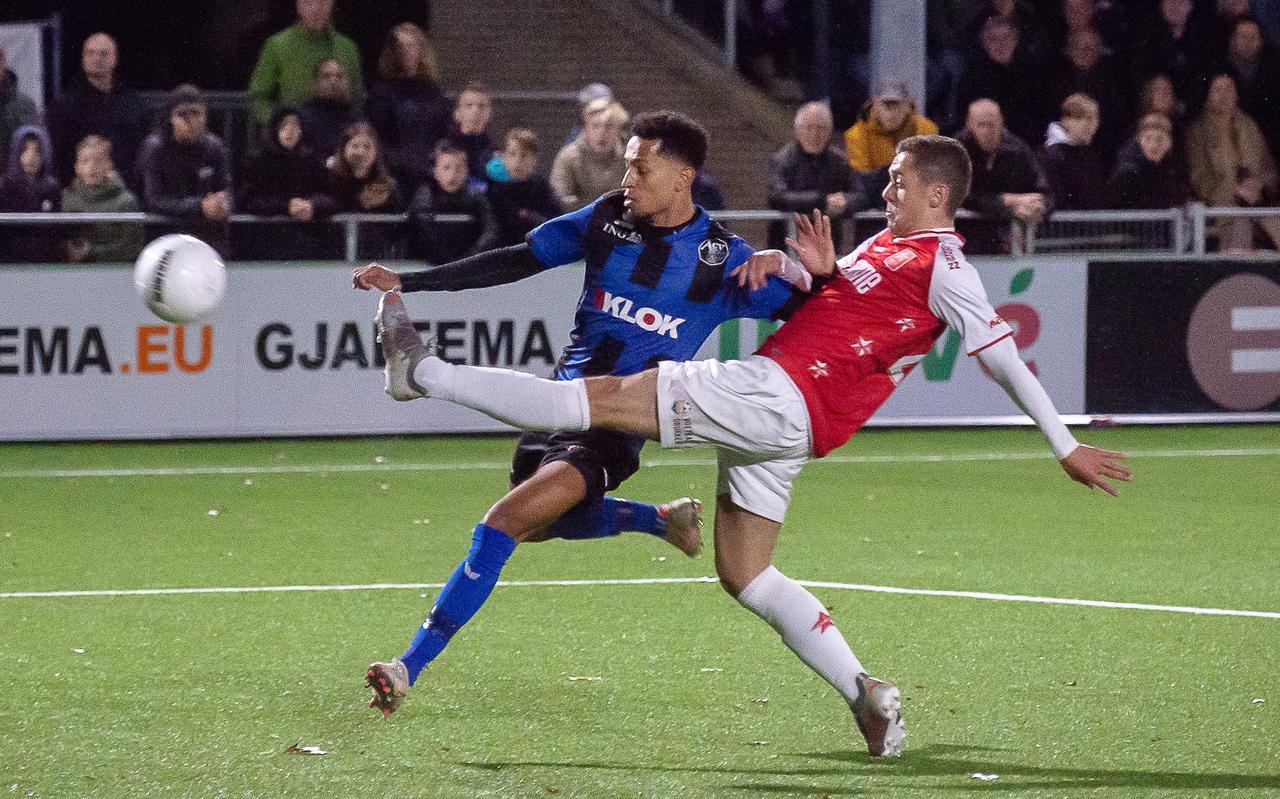 Justin Mulder van ACV (links) vecht een duel uit met MVV'er Mitchel Keulen. Justin Mulder van ACV (links) vecht een duel uit met MVV'er Mitchel Keulen.