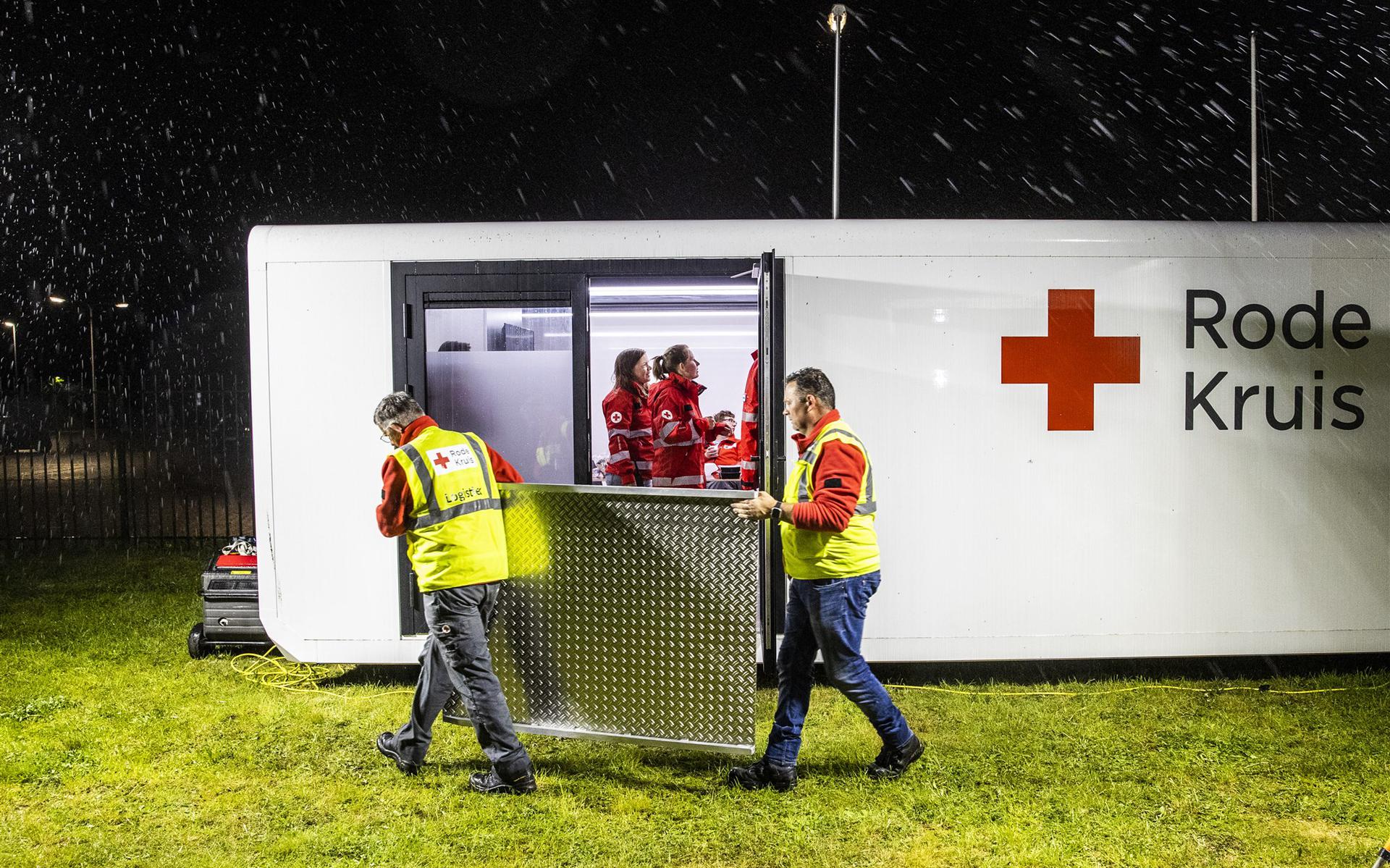 Medewerkers van het Rode Kruis in actie in Ter Apel.
