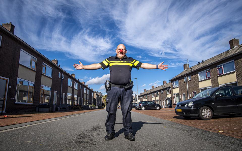 Theo Hummel in Emmermeer, de wijk waar hij de laatste dertien jaar wijkagent was. De clownsneus kwam tijdens zijn werk meerdere keren goed van pas en zat altijd in zijn binnenzak. 