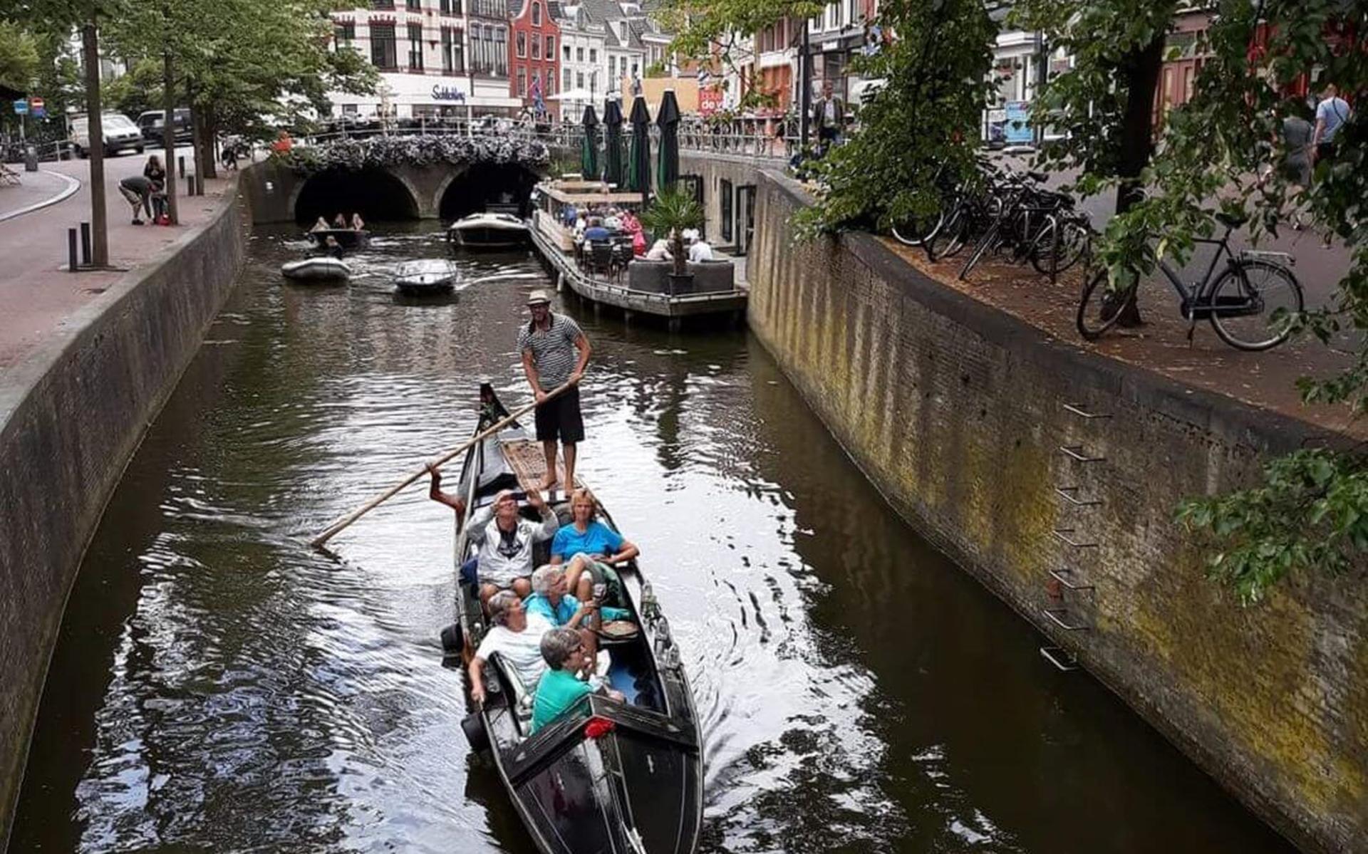 Gondelier Hette van Venetian Gondola Tours Leeuwarden vaart in de gracht van de Friese hoofdstad.