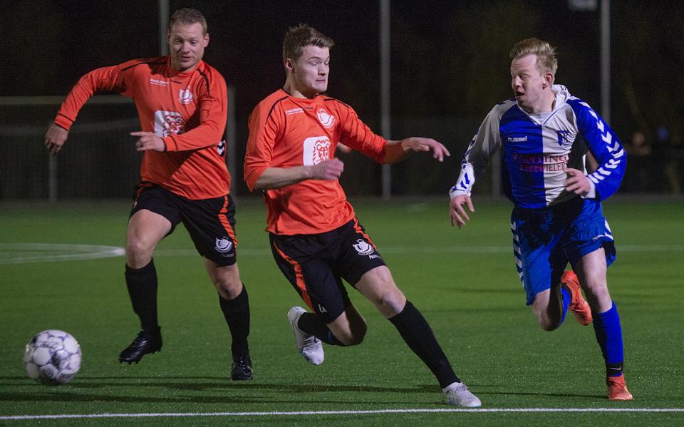 Duel om de bal tijdens Twedo-Blauw Wit '34.