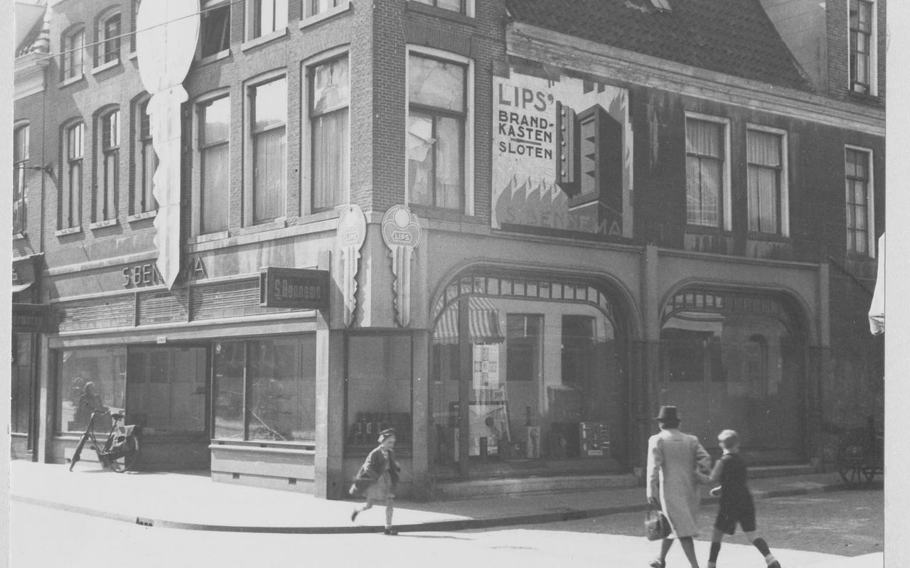 IJzerwarenhandel Bennema aan de Oude Ebbingestraat in Groningen. Het sluipdoor-kruipdoorpand op de hoek van de Hardewikerstraat kwam vrijwel ongeschonden uit de oorlog. Het bood tot voor enkele jaren geleden onderdak aan een filiaal van Halfords. IJzerwarenhandel Bennema aan de Oude Ebbingestraat in Groningen. Het sluipdoor-kruipdoorpand op de hoek van de Hardewikerstraat kwam vrijwel ongeschonden uit de oorlog. Het bood tot voor enkele jaren geleden onderdak aan een filiaal van Halfords.