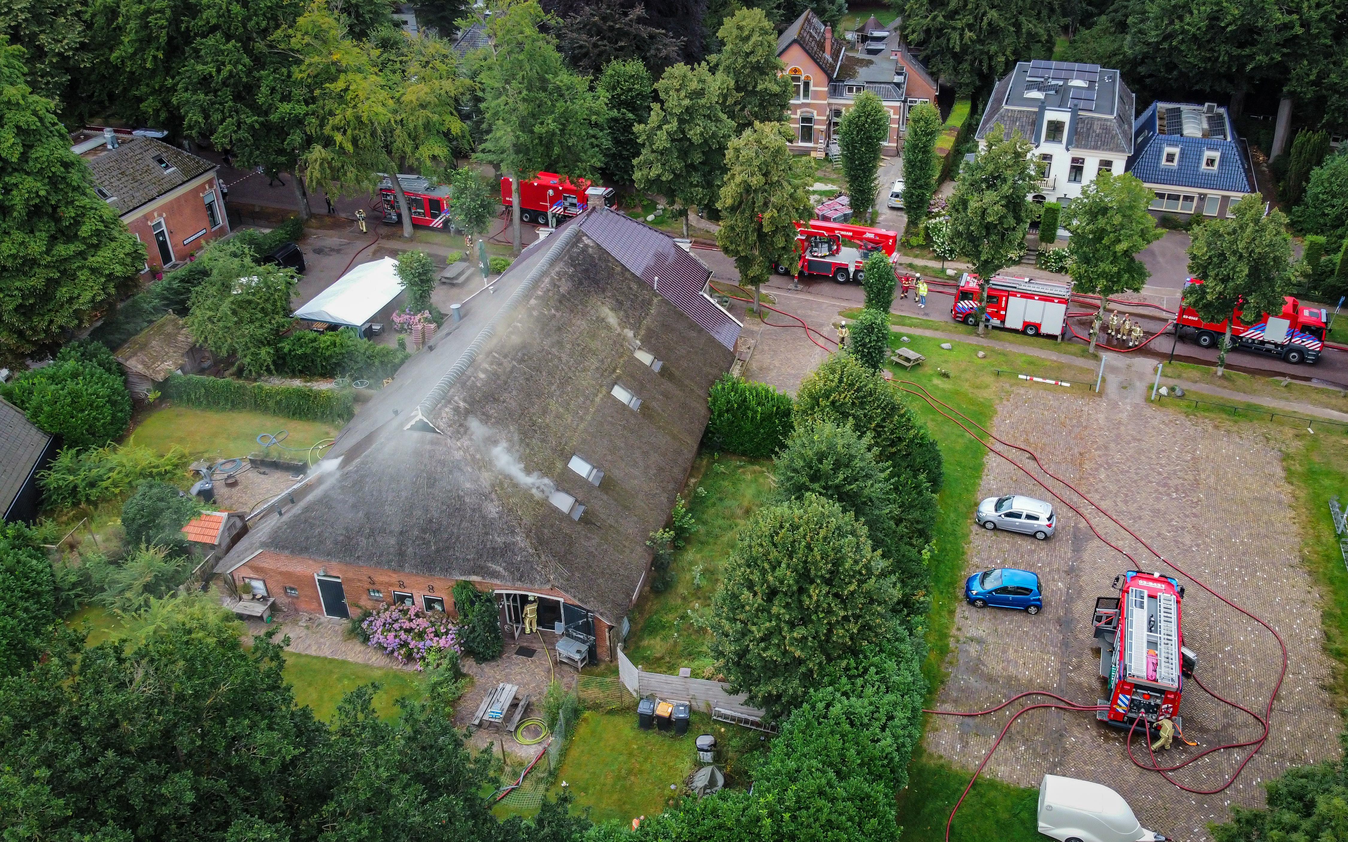 Veel brandweer in Gieten voor een net niet uitslaande brand in de Ponybar. Links van de boerderij zit de kinderopvang van O&Ki die werd ontruimd.