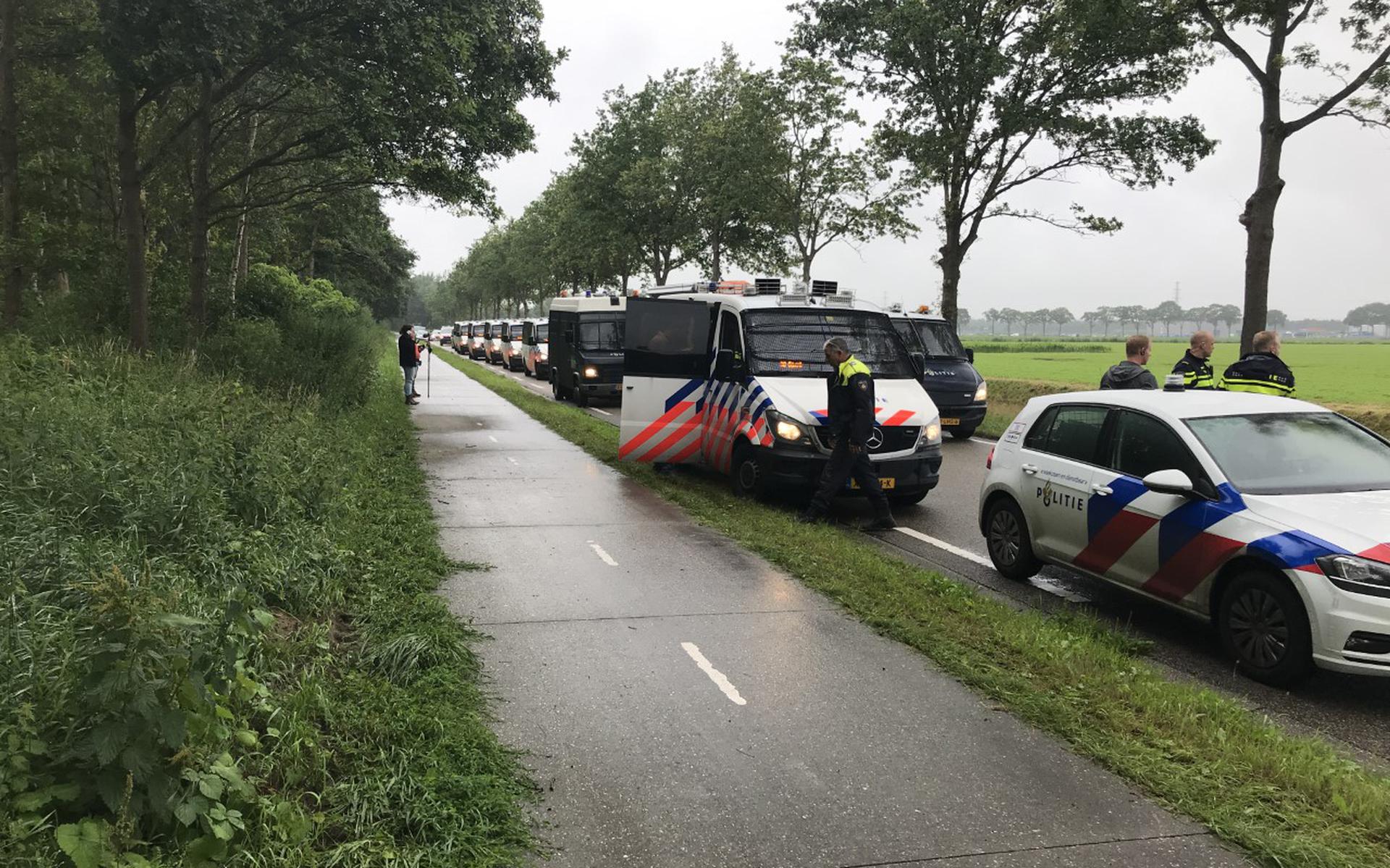 Lang stond de colonne politievoertuigen stil op de Vamweg om uiteindelijk toch massaal in actie te komen op het erf van akkerbouwer Henk Fikkert, waar de boeren naartoe waren gegaan voor de nazit.