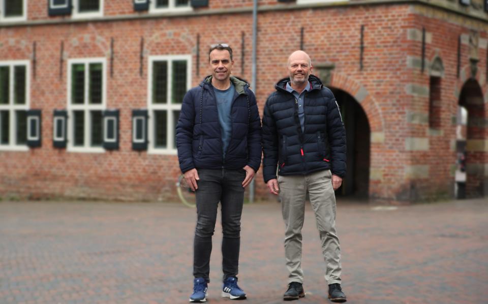 Bert Guns (links) en Bert Schonewille bij de Nicolaïkerk in de Wijkstraat ter hoogte van start en finish.