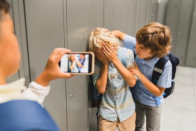 Jongen in Leek moet knielen en ‘Sorry Baas D.’ zeggen. Vernederingsvideo: jeugdtrend voor aanzien op
