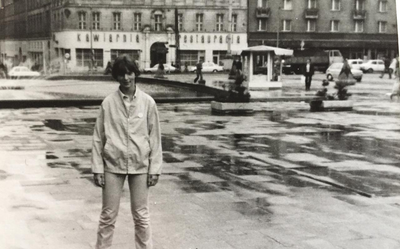 Janna Zuiderveld in 1979 als 14-jarige meisje op plein in Polen.