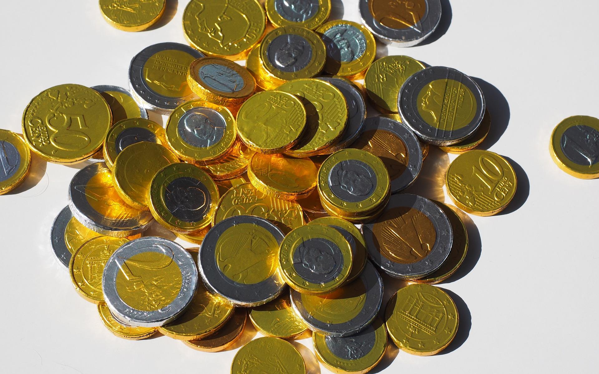 Stelling: contant geld is duur dus schaf maar af.