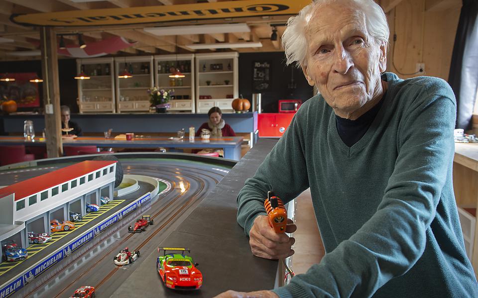 De 105-jarige Werner Goetz is zeer behendig met de raceauto’s op de miniatuurbaan van zoon Markus. 