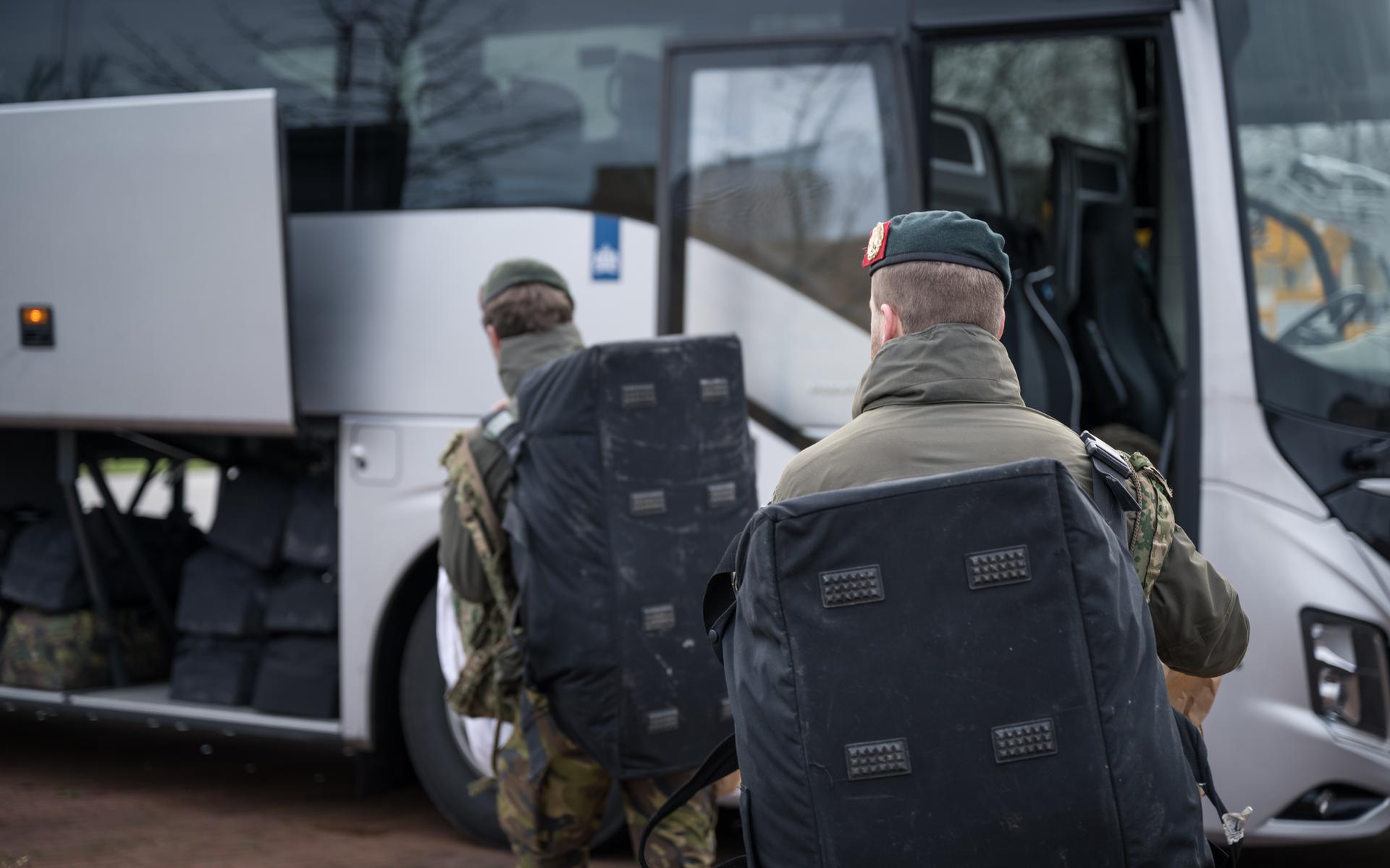 Militairen uit Havelte stappen in de bus naar Duitsland om Oekraïense soldaten te trainen.