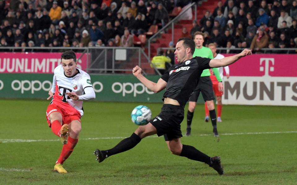 Koos Werkman (rechts) in actie tegen spits Anastasios Douvikas van FC Utrecht. Spakenburg won dat duel, in de kwartfinale van het bekertoernooi, in Utrecht met liefst 4-1. 