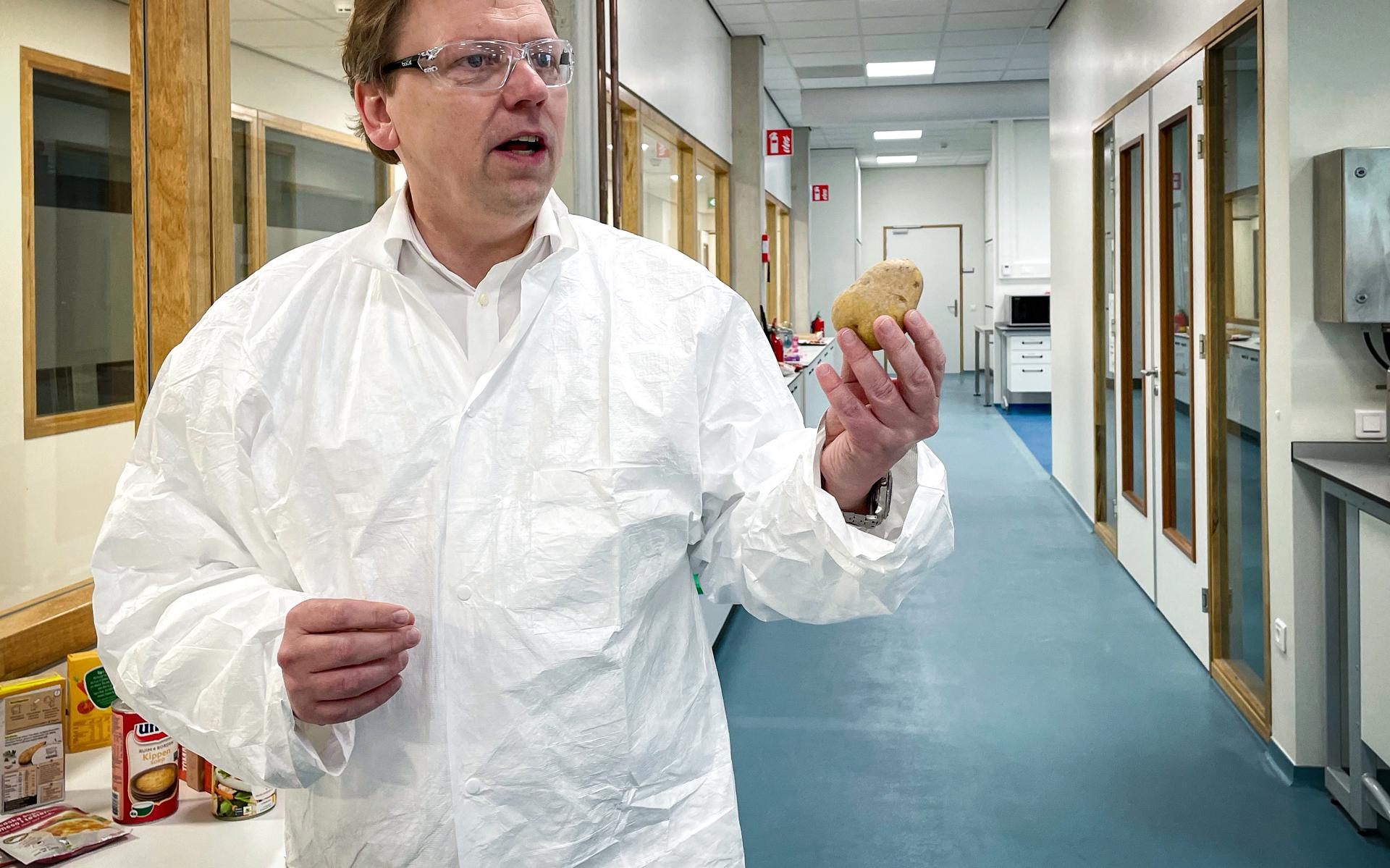 Chef innovatie Gerard ten Bolscher in het laboratorium van Avebe op de Zernike Campus. 