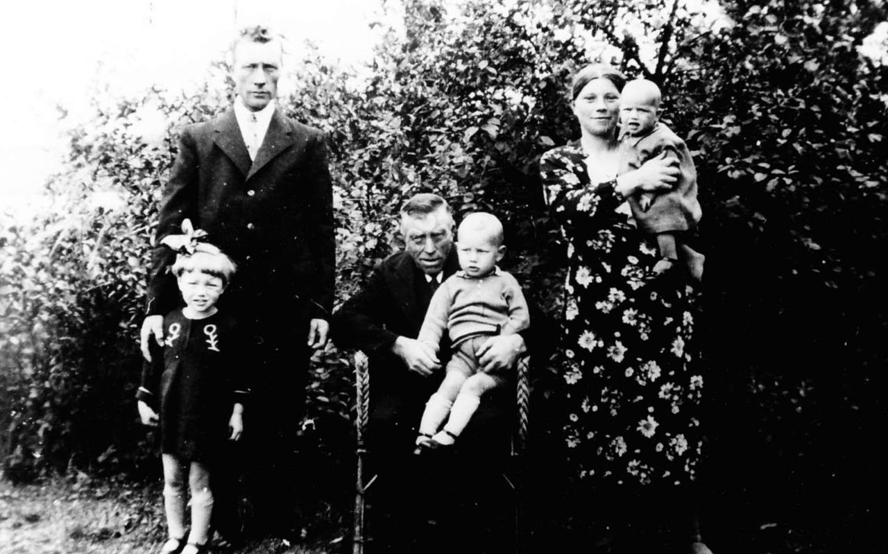 Gezinsfoto uit 1941. v.l.n.r.: Pa R. Huizinga en Trijntje (geb. 25 maart 1937), Opa Hindrik Huizinga en Hinkie (geb. 13 juni 1938; overl. 20 augustus 1945), Moe T. Huizinga-Roelfsema en Ena (geb. 29 oktober 1939). 
